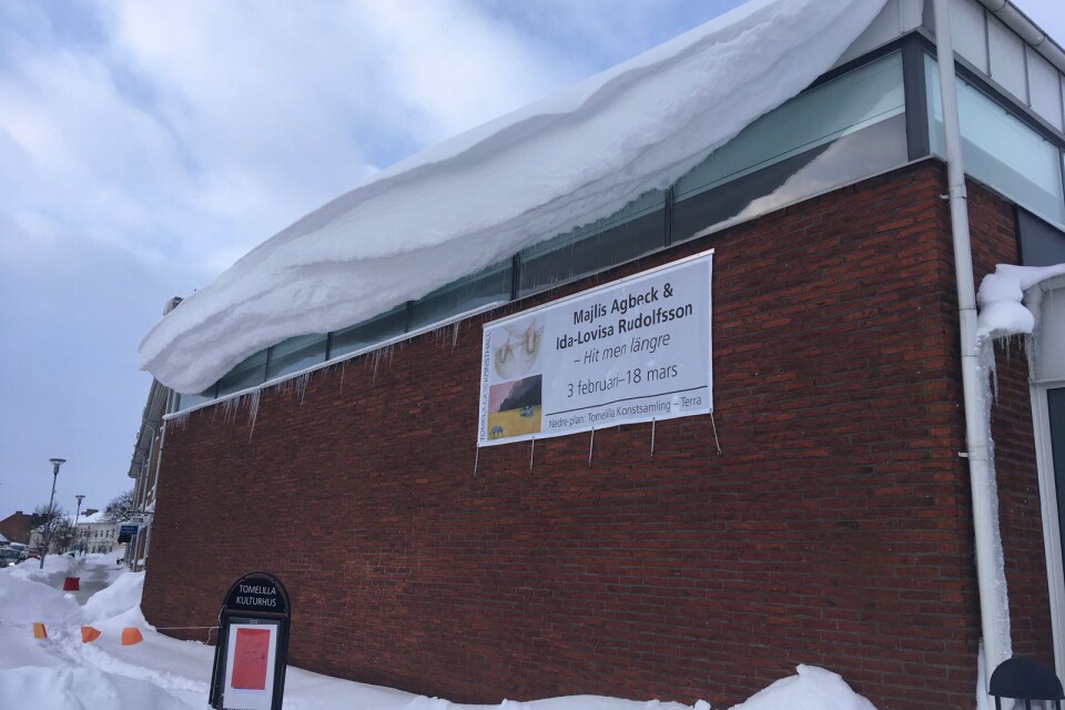 Snödrivan på kulturhusets tak gjorde att trottoaren fick spärras.