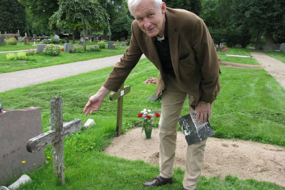 Ensamt tidsvittne. Björn Svensson guidar på söndag på Bredåkra kyrkogård som firar 150-årsjubileum. Här visar han det enda korset som är kvar från allmänningen där de fattiga begravdes gratis.