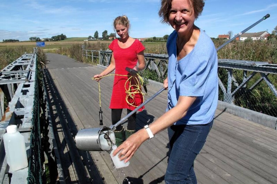 I sitt rätta element. Andrea Nowag (blå tröja) fick redan andra dagen på jobbet ge sig ut på fältet för att samla vattenprover tillsammans med Åsa Cornander.