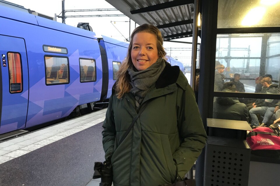 Evelina Nilsson står och väntar på att hoppa på tåget mot Tomelilla för att därefter byta till buss mot Smedstorp.