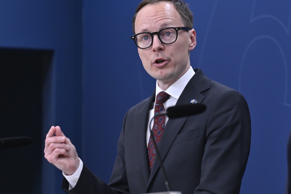 Utbildningsminister Mats Persson går till attack mot kurser i ölbryggning.