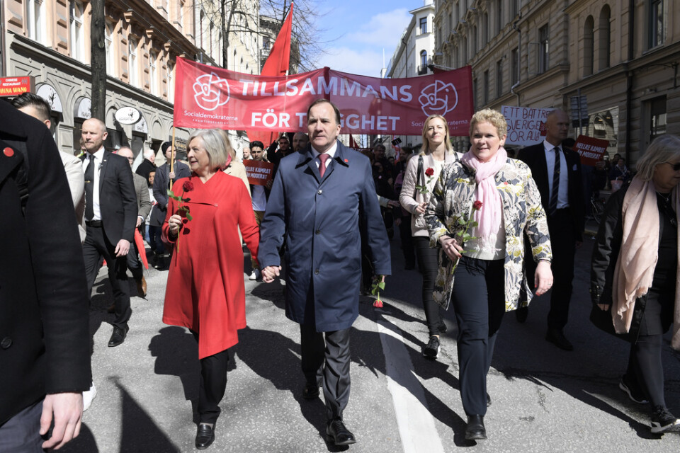 Socialdemokraternas partiordförande Stefan Löfven med bland andra hustrun Ulla Löfven (t v) går i förstamajtåg i Stockholm 2018.