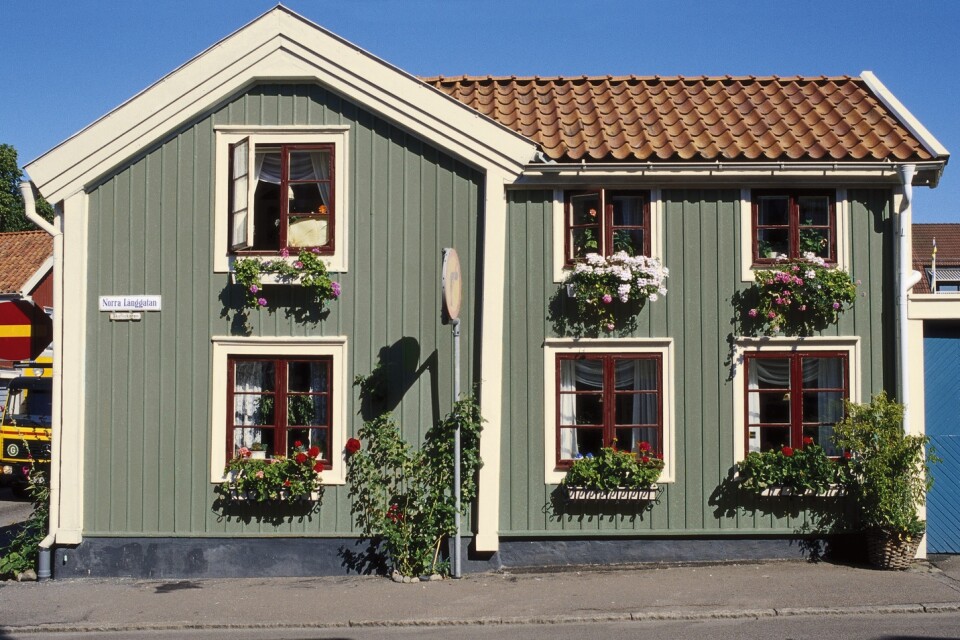 Känsla för omgivningen är överlag ett gott råd att ha med sig inför valet av fasadfärg. Av tradition har vi inte alltför iögonfallande kulörer i Sverige.