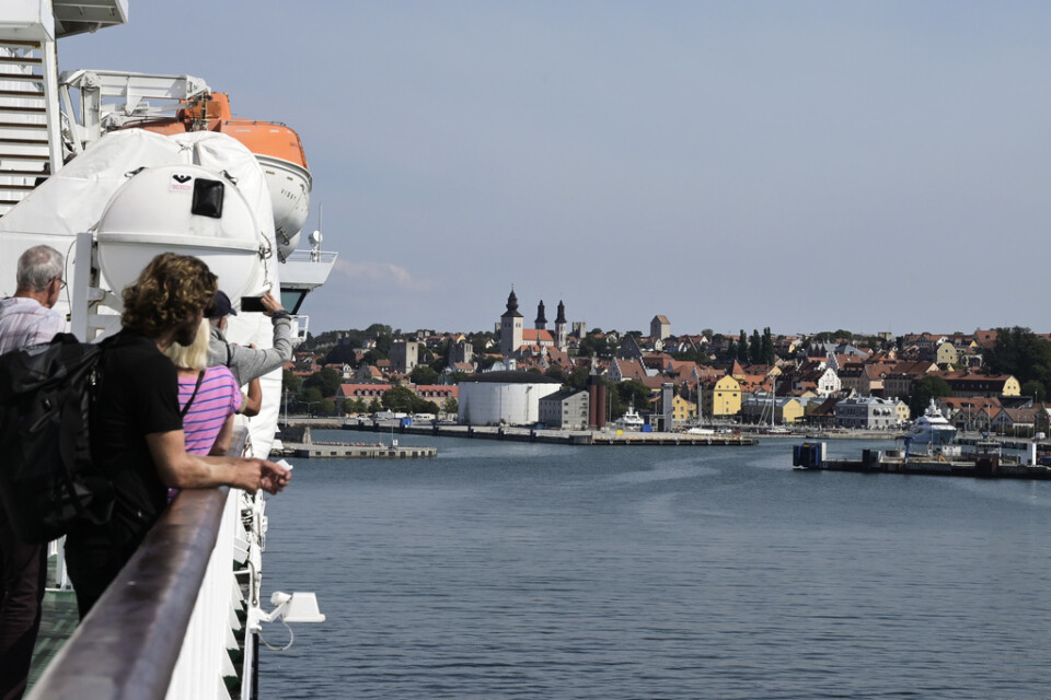 Passagerare på en Gotlandsfärja ser Visby hamn närma sig. Arkivbild.