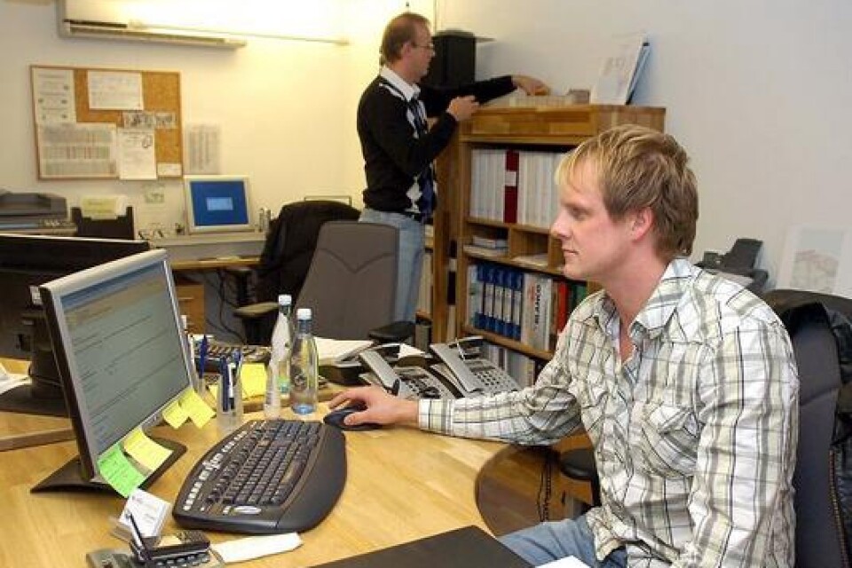 På kontoret är det Dennis och Linus Sandell som styr. Linus är närmast i bild.