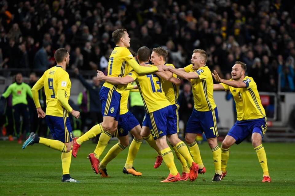 Sveriges Jakob Johansson grattas efter 1-0 målet under fredagens VM-kvalmatch i fotboll mellan Sverige och Italien på Friends Arena.