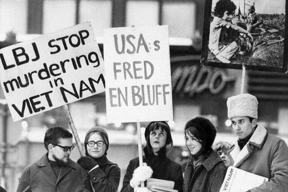 I lördags firades 30-årsdagen av freden i Vietnam. Sköld Peter Matthis, här från 1966 längst till höger, jämför den tidens kamp med dagens mot Irak. Bild: Pressens bild
