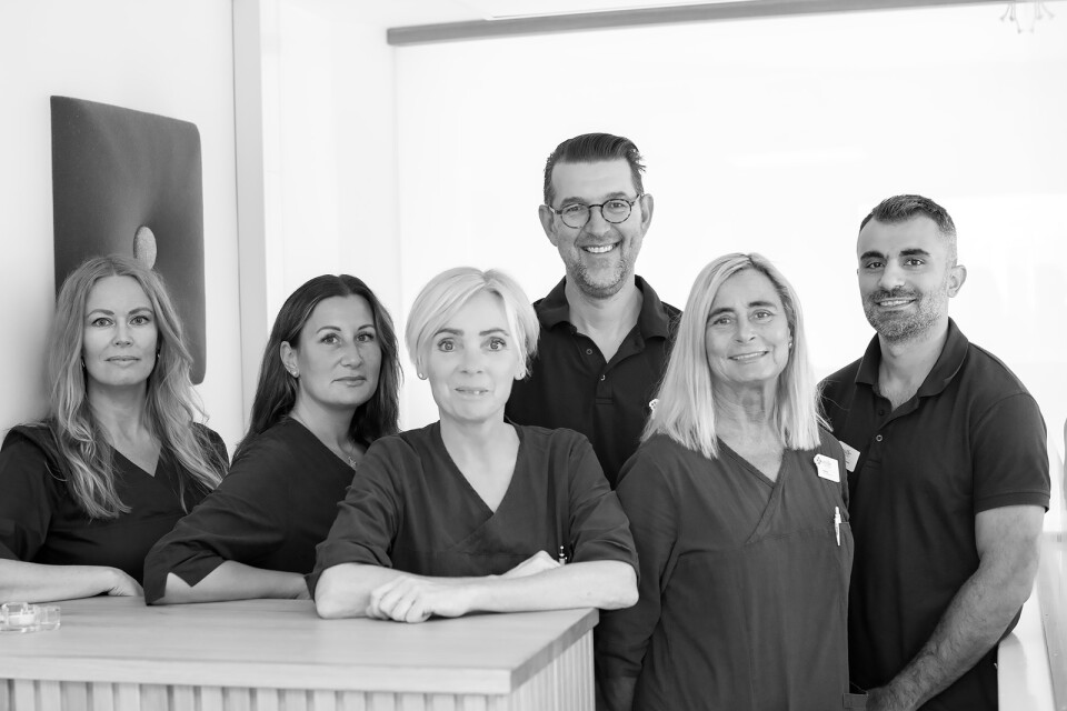Det är vi som tar emot dig! Från vänster till höger: Charlotte, tandsköterska, Åsa, ortodontiassistent, Pia, platschef, Dennis, specialist ortodonti, Susanne, ortodontiassistent och Mutlu, tandläkare.