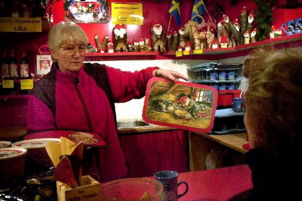 Målade tomtar är alltid lika populära. Karin Angerstein-Lilja tar med sig tabletter med svenska julmotiv och säljer.