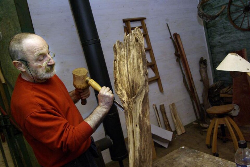 Peter Bursian har efter flytten till Sverige fått tid att odla sin konstnärliga ådra. Han tillbringar gärna en stund i snickarboden där han skulpterar i trä.