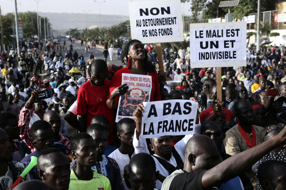 "Ned med Frankrike!" lyder en av skyltarna vid en protest i huvudstaden Bamako. Arkivbild från den 15 november.