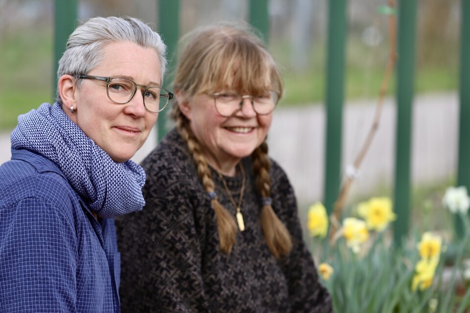 Tina Widell och Eva Petersson i växthuset bland blommande påskliljor. Växthuset används bland annat som undervisningsplats för eleverna på trädgårdsutbildningen samt som utställningslokal.