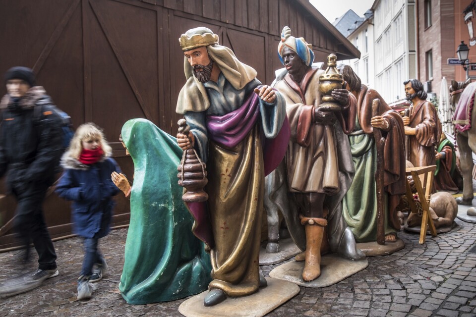 Figurerna i den klassiska julkrubban väntar på transport. Bilden från en julmarknad i Frankfurt.