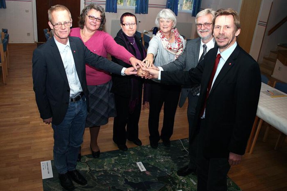 Ett kollektivt handslag mellan Pelle Pellby, Margareta Löfgren, Annette Eiserman-Wikström, Ing-Marie Samuelsson, Christer Johansson och Peter Rosholm.