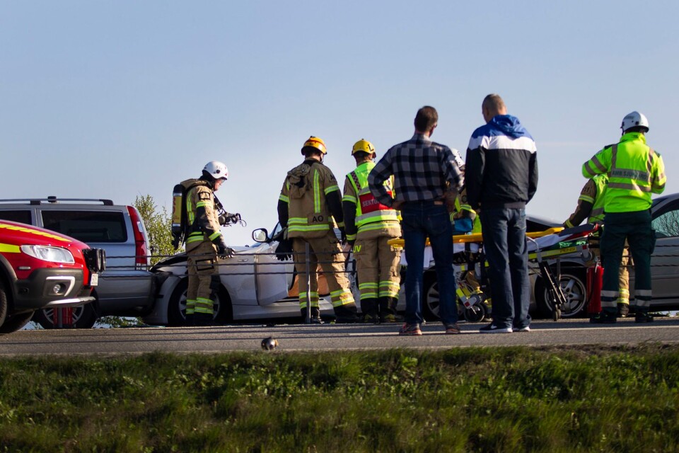 Föraren av en bilarna fick klippas loss av räddningstjänsten.