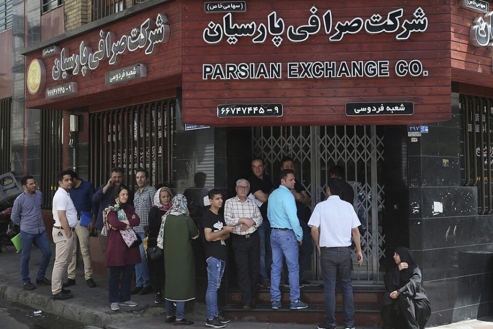Människor köar till ett växelkontor för att köpa euro och amerikanska dollar i Teheran i maj 2019. De ekonomiska sanktionerna slår hårt mot landet.