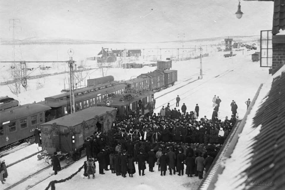Järnvägsvagnen med Hjalmar Lundbohms kista anländer till stationen i Kiruna från Stockholm.