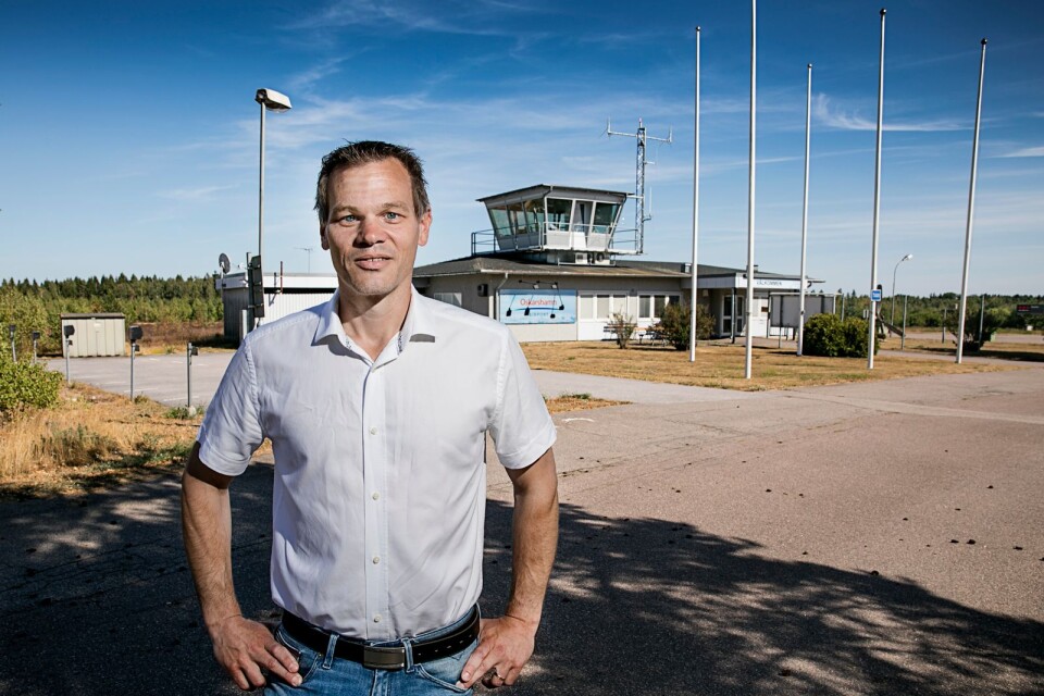 Kommunalrådet Andreas Erlandsson (S) tog i början på året initiativ till ett beslut som innebär att flygplatsen även fortsättningsvis kan användas av flygplan som ska lyfta och landa.