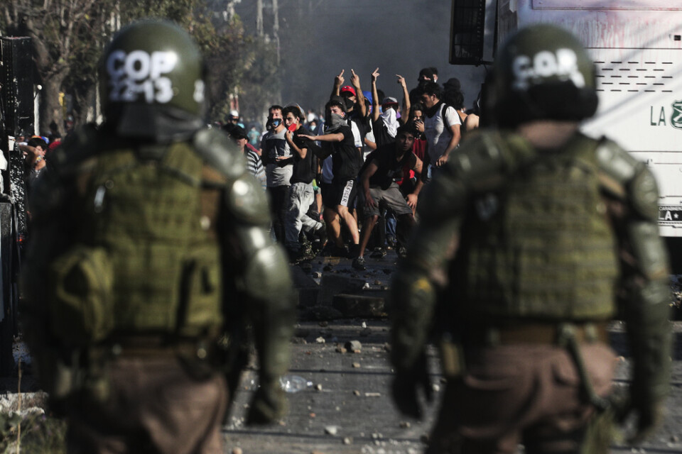 Santiago är nedstängt till följd av coronapandemin, men på måndagen drabbade demonstranter ändå samman med polis i Chiles huvudstad.