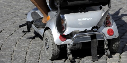 Påkörd man i permobil skadades svårt – bilföraren får böter