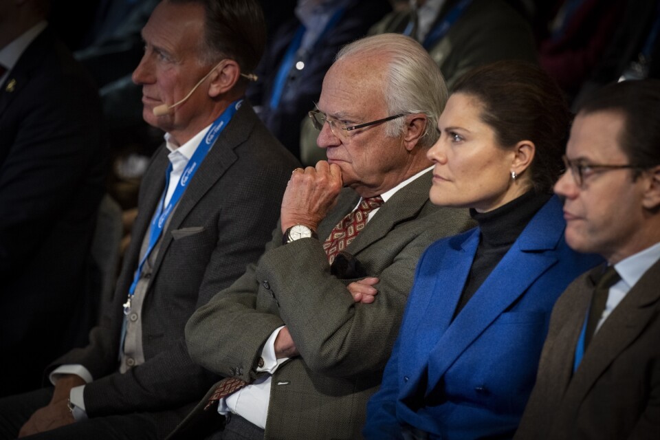 Allvarstider. Kung Carl Gustaf, kronprinsessan Victoria och prins Daniel lyssnade på Ukrainas president Volodymyr Zelenskyj via länk vid Folk och Försvars rikskonferens som inleddes i Sälen på söndagen.