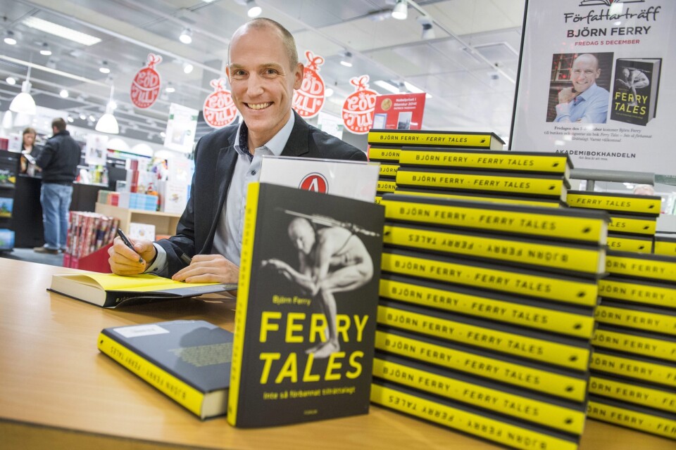 Björn Ferry signerar sin förra bok ”Ferry Tales”.