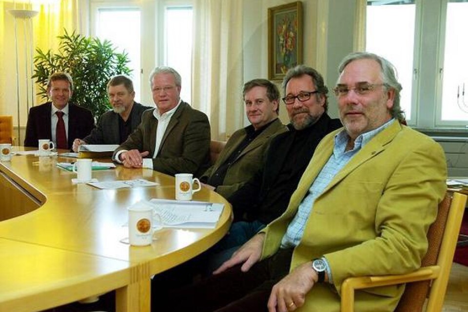 Sex män som representerar Ystads samlade näringsliv: Anders Nilsson, Harald Olsson, Kent Nyström, Ingvar Öberg, Pax Sjöholm och Ola Hugosson. De oroar sig för om en hamnutbyggnad kan förenas med Ystads mjuka värden.BILD: TORSTEN PERSSON