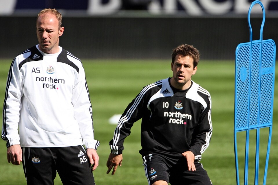 2009, när Newcastle åkte ur Premier League, var Alan Shearer (till vänster) manager i klubben och Michael Owen (höger) anfallare i laget. Arkivbild.