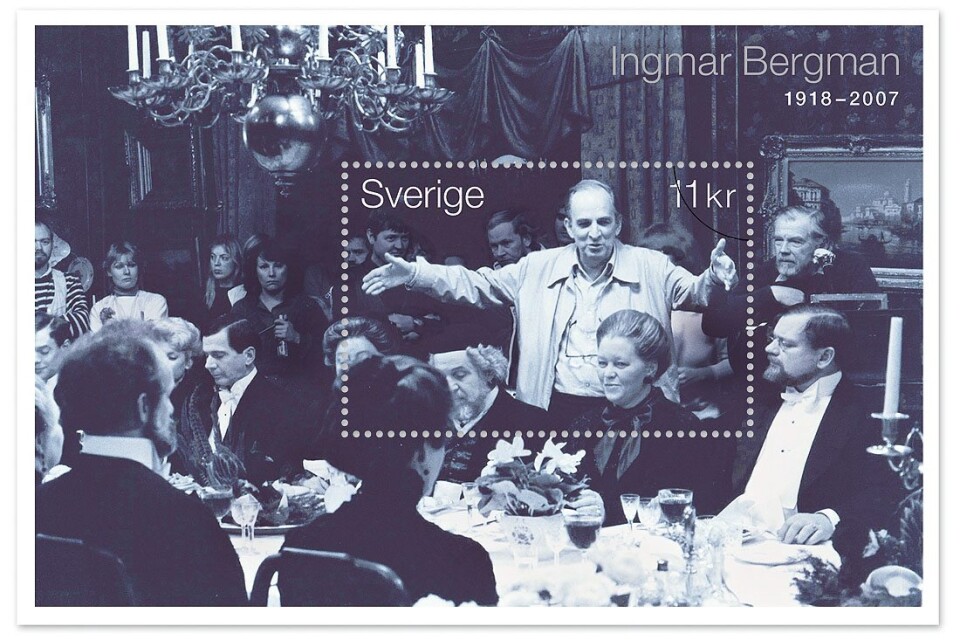 Ingmar Bergman under inspelningen av en scen från julmiddagen i filmen Fanny och Alexander.