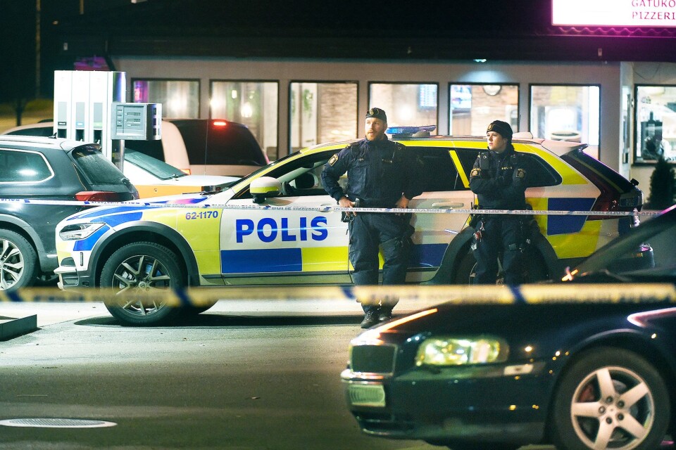 Polisen spärrade av vid en bensinstation på Näsby.