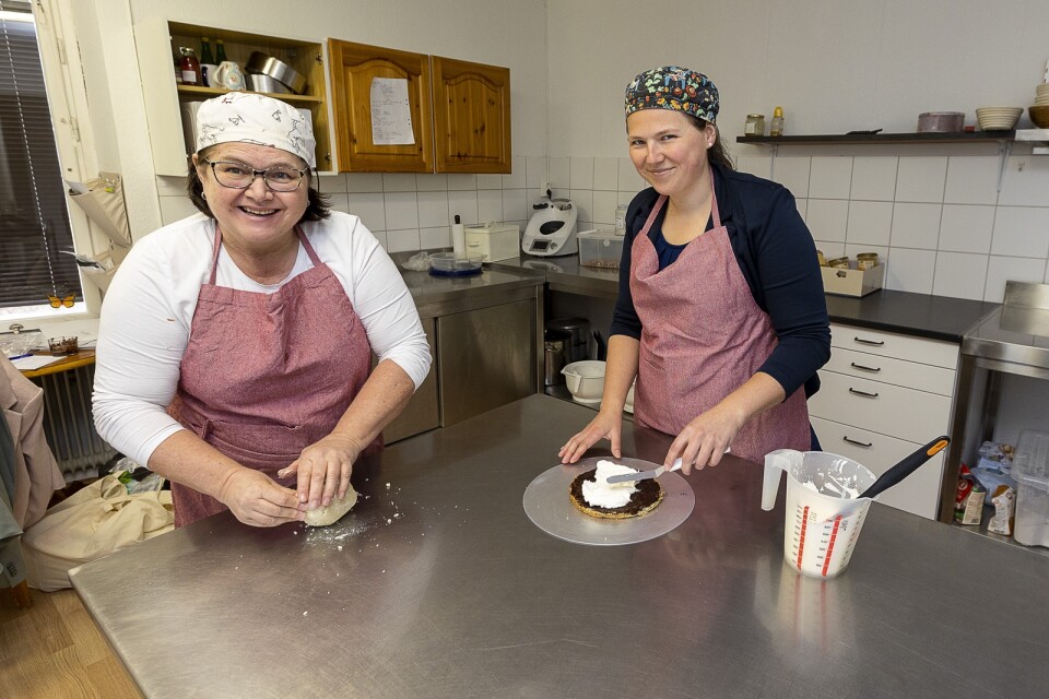 Birgitta Eikel och Christina Eikel spenderar en hel del tid tillsammans i köket på Birgittas café i Björkshult. ”Det är bra att vi är två generationer”, säger Birgitta.