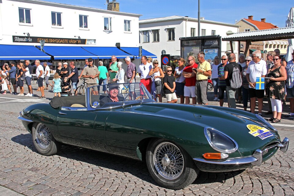 Rolf Nilsson, tidigare journalist på Ölandsbladet, körde Anders Jonssons Jaguar E-type cabriolet från 1961.