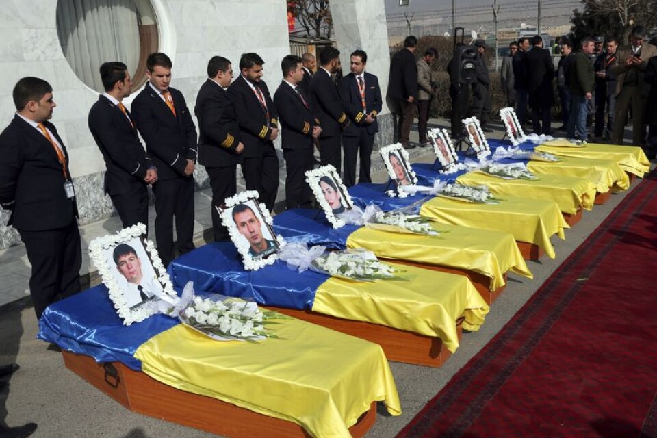 Kistorna med de ukrainska offrens kroppar vid den internationella flygplatsen i Kabul, Afghanistan.