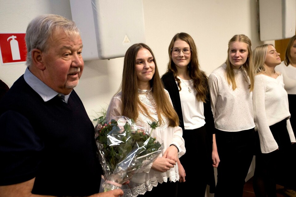 Göran Krafft gratulerar Tranemotjejen Linnea Bengtsson som var Borås och Sjuhäradsbygdens Lucia 2017.