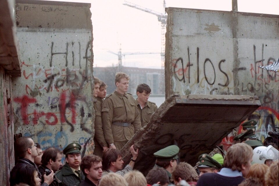 Tear down this wall! Berlinmuren revs 1989.