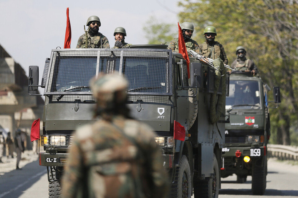 Indiska soldater patrullerar i Kashmir. Arkivbild.