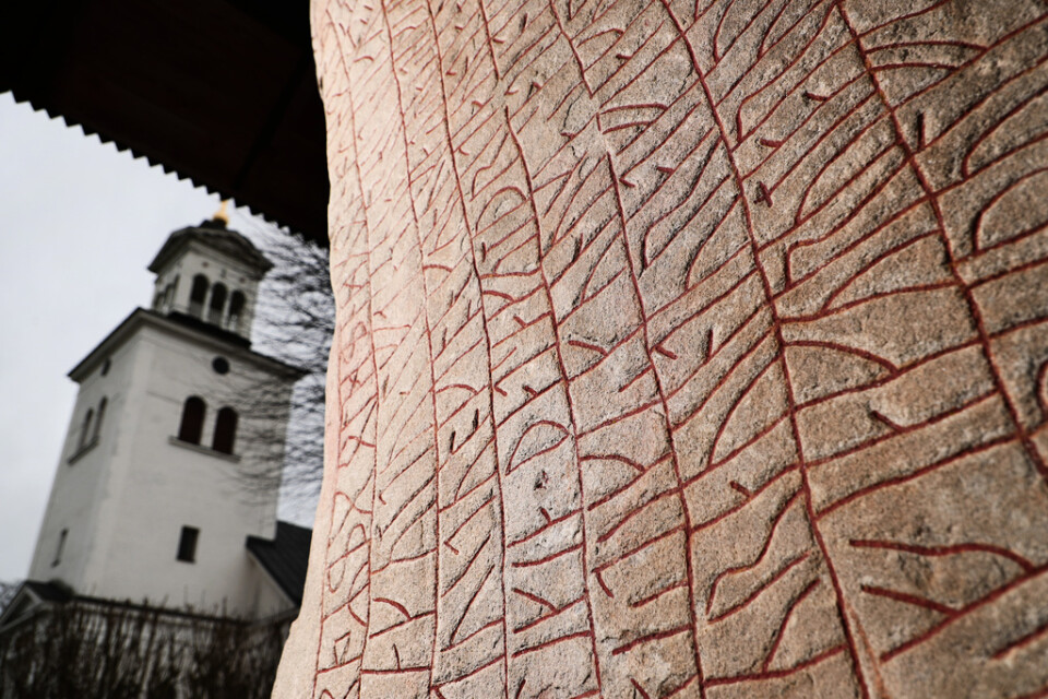 Texten på Rökstenen består av 760 tecken som är skrivna med ett runalfabet med endast 16 tecken.