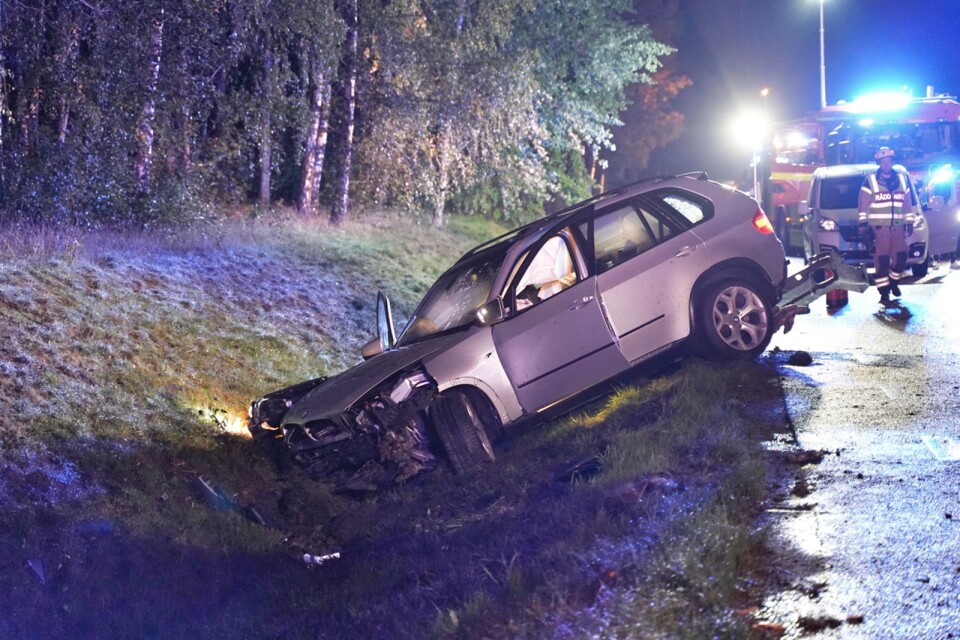 Natten till fredagen skadades en person allvarligt sedan han kört av vägen i höjd med ICA på Hovshaga i Växjö.