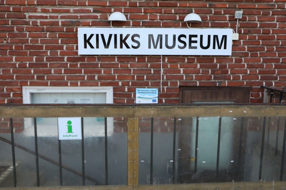 Kiviks museum i källarlokalen. Tanken var att museet skulle flytta upp i grannbuggnaden, Äppellundens förskola. Som nu står beredd att ta emot flyktingar.
