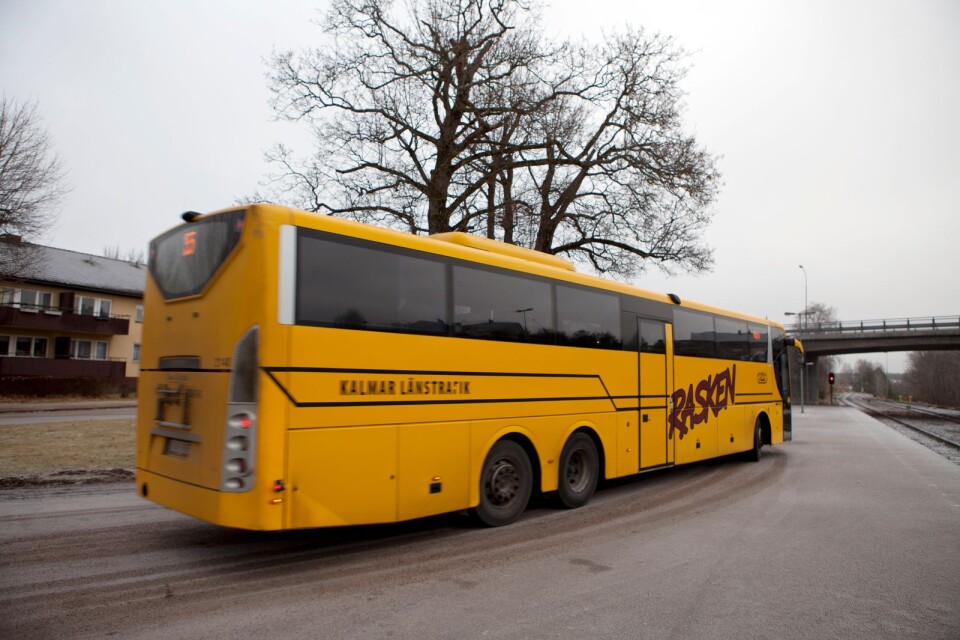 Efter massiva kritiken – nu stoppar Kalmar länstrafik tillfälligt arbetet med att ta bort busskurer på Öland.