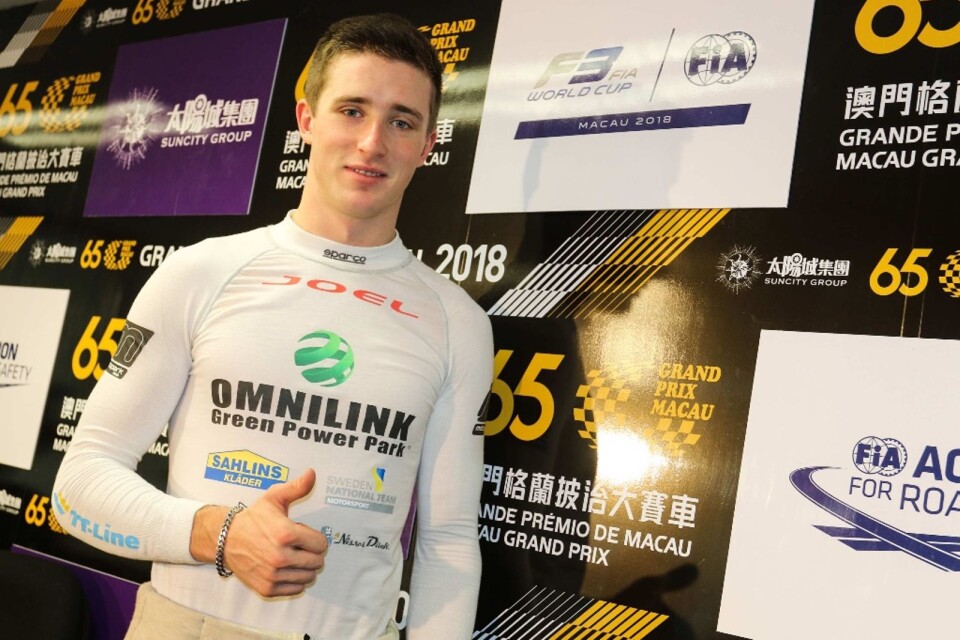 Tummen upp för Joel, som slutade tvåa i kvalificeringsheatet i Macau.