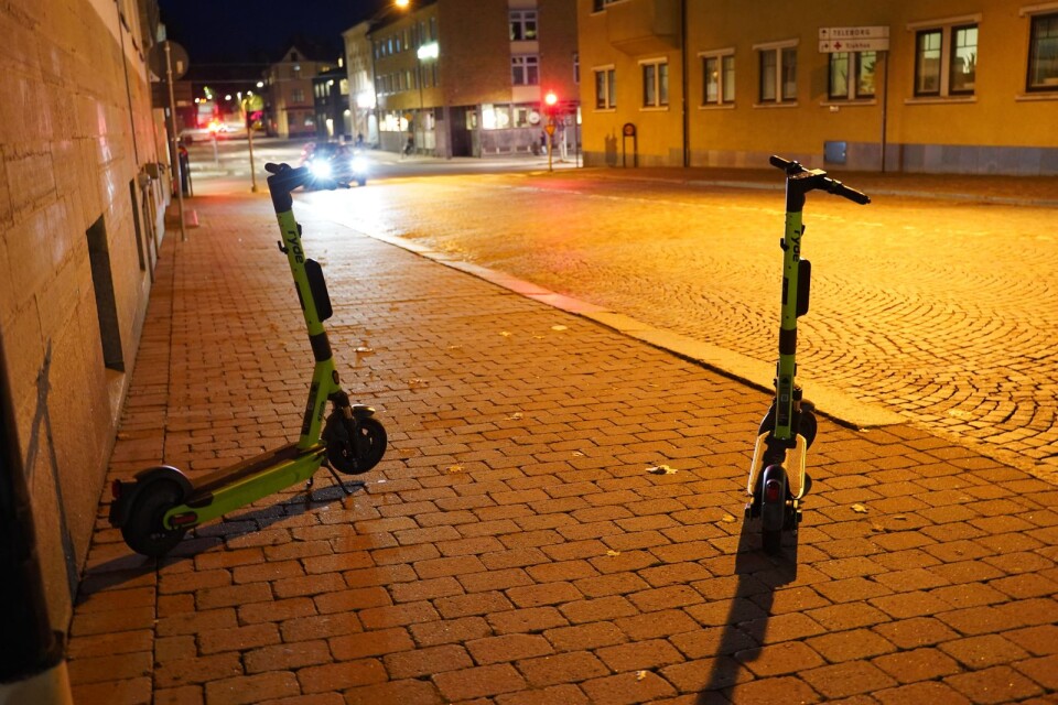 Under lördagskvällen placerades flera elsparkcyklar ut runtom i Växjö. Företaget Ryde menar att kommunen inte kan förbjuda dem från att ställa ut sina elsparkcyklar.