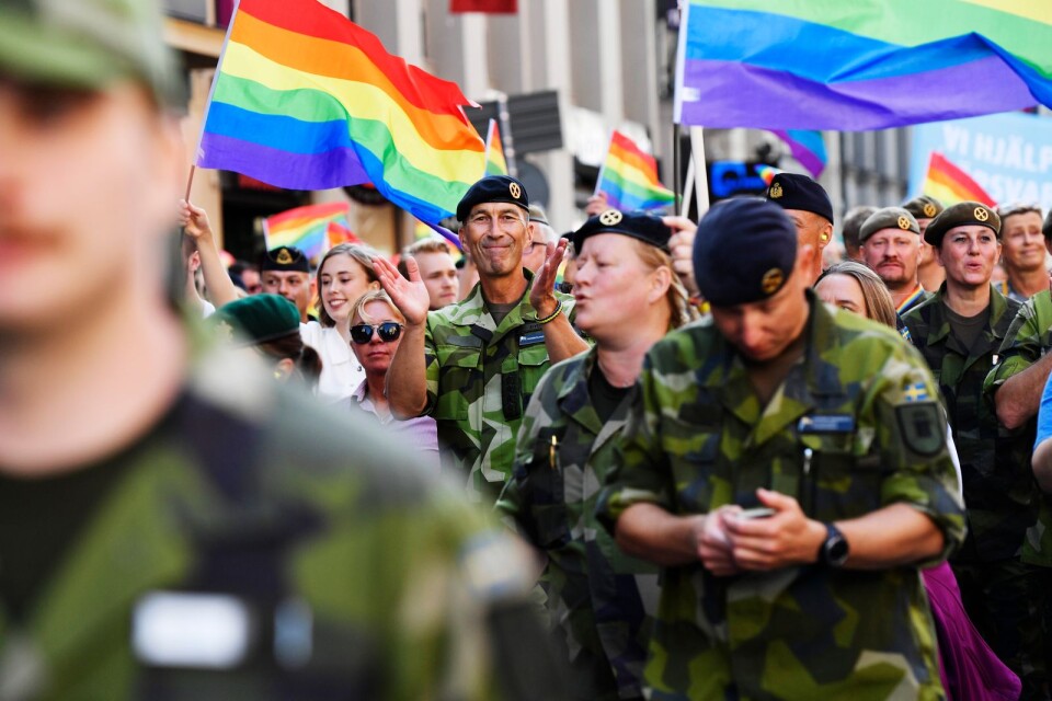 Överbefälhavare Micael Bydén (mitten) deltar i Stockholms Pride-parad 2019.