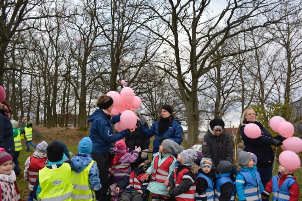 Första spadtaget firades med ballongsläpp.
