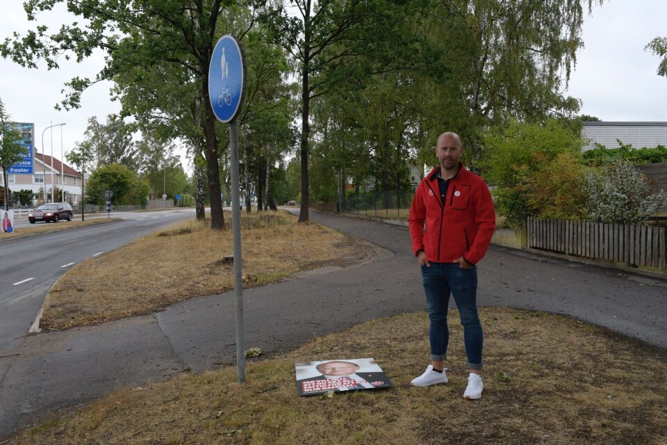 Vid busshållplatsen Surbrunnsvägen hittade Tomas Thornell en av de nedrivna affischerna. Partiet ska snart sätta upp nya.