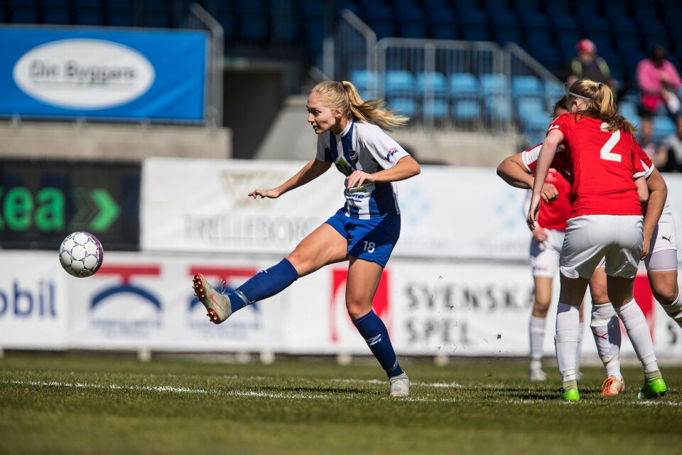 IFK Trelleborgs anfallare Vera Aall-Flood tar plats i veckans lag. Hon gjorde bland annat ett delikatessmål (bilden) i 5–0-segern mot Borgeby, när hon lobbade in sista målet med ett elegant lyft.