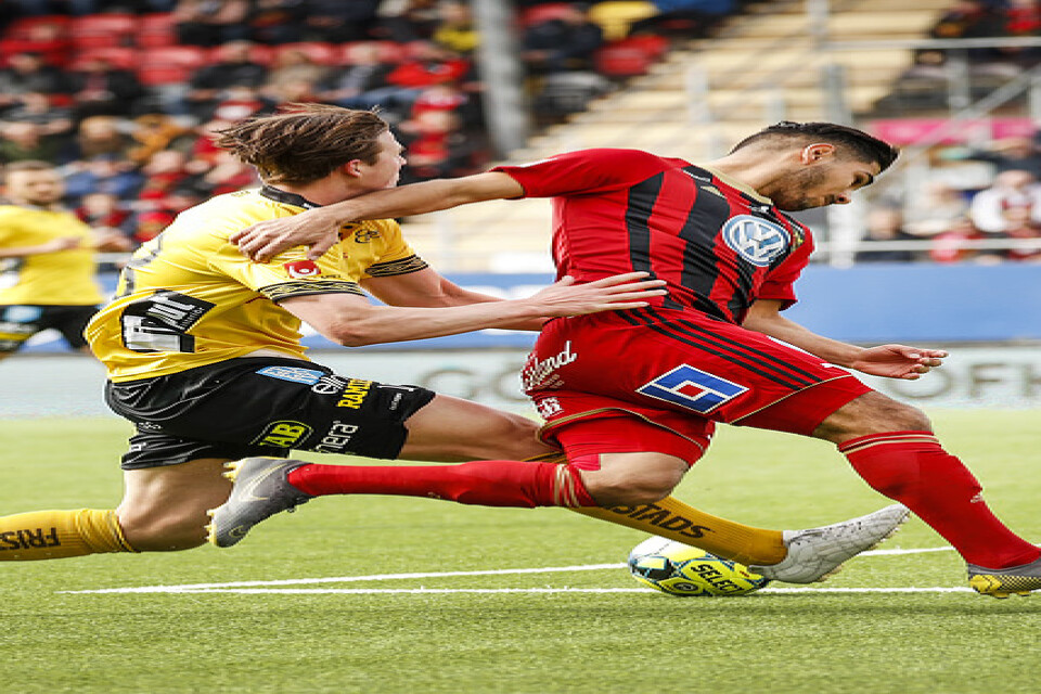 Elfsborgs Simon Olsson jagar Östersunds Hosam Aiesh i kamp om bollen.