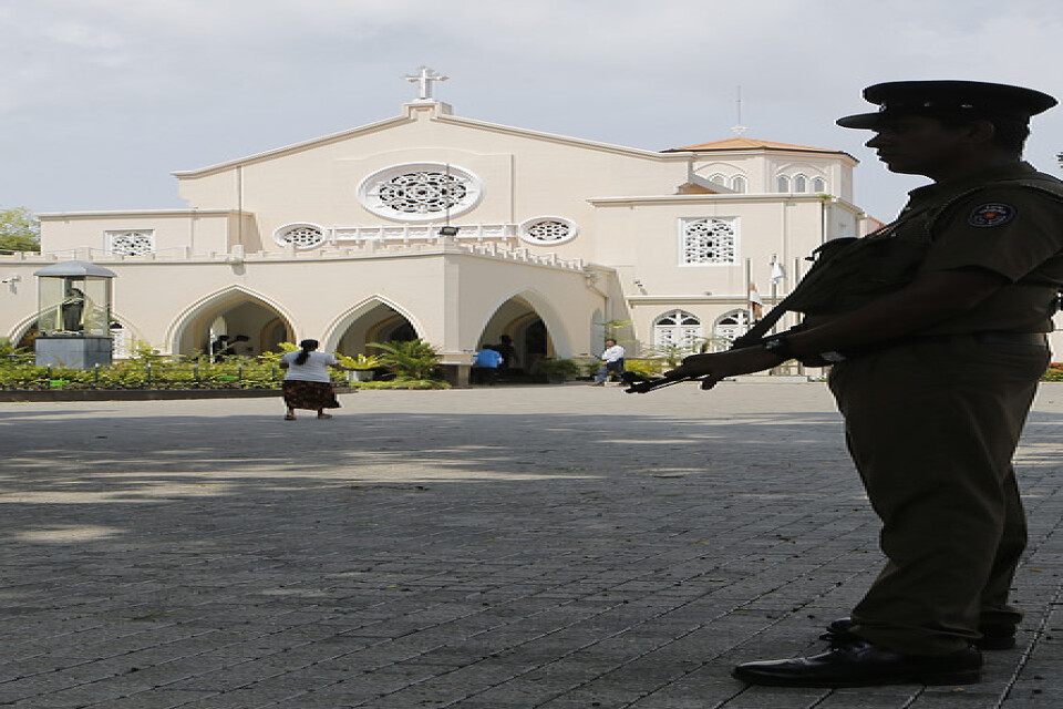 En lankesisk soldat vaktar en katolsk kyrka i Colombo efter terrorattackerna under påskhelgen. Arkivbild tagen den 12 maj.