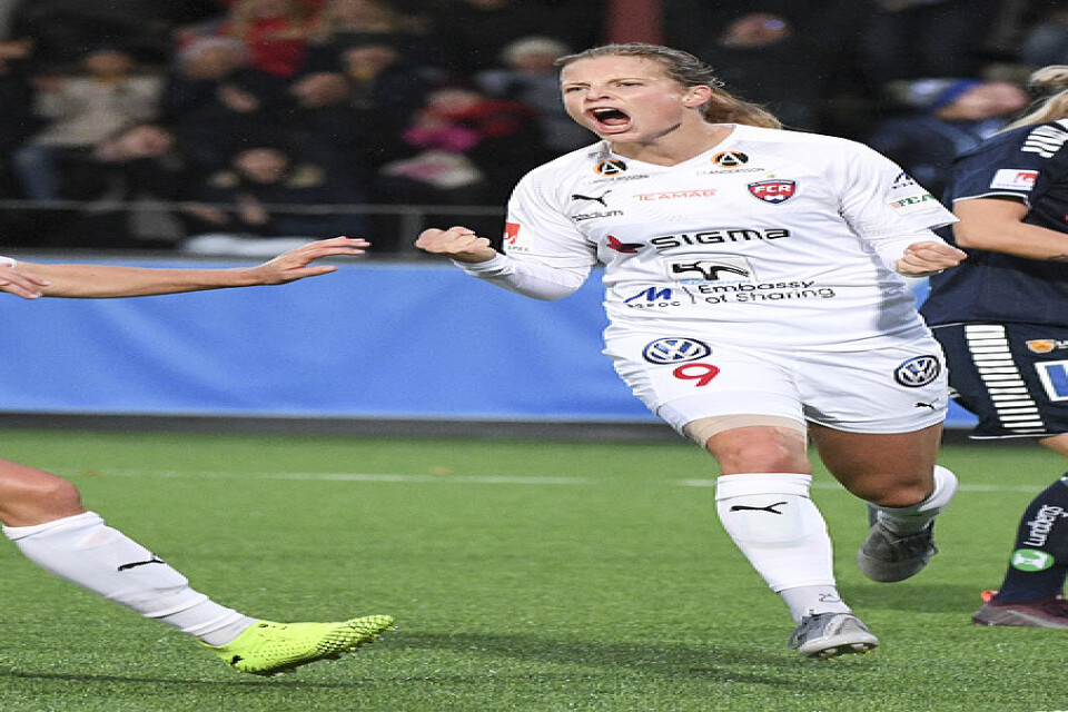 Rosengårds Anna Anvegård och Jessica Samuelsson jublar efter Anvegårds 3–3-mål hemma mot Linköping. Mötet slutade just 3–3 och Rosengård leder nu allsvenskan med sex poäng med två omgångar kvar att spela.