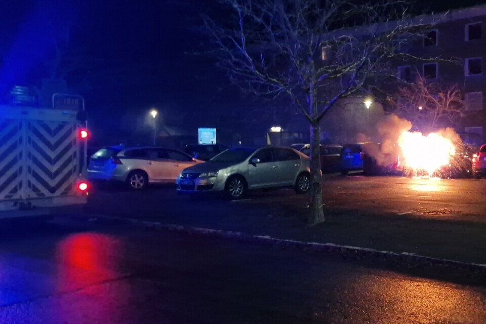 En personbil brann med öppna lågor när räddningstjänsten kom fram till parkeringsplatsen på Näsby.